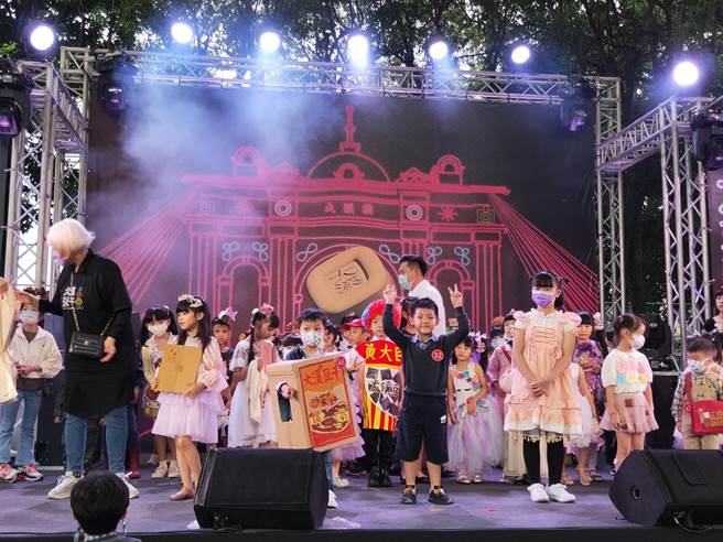 2022大溪豆干节今日傍晚开幕，由小小豆干大使身穿特色服装走秀开场。（蔡明亘摄）