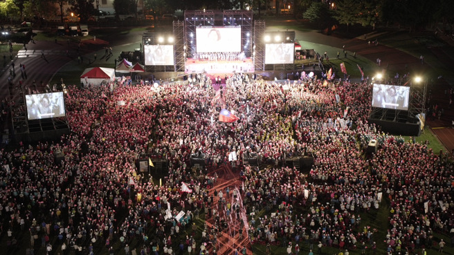 台中市长卢秀燕14日晚间举办首场大型造势活动，合体国民党其他9县市女性候选人。（竞总提供）