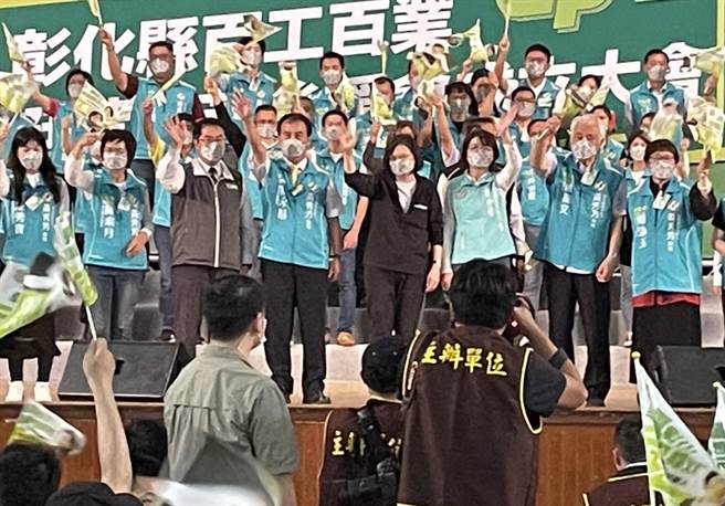 彰化县百工百业挺黄秀芳后援会15日在鹿港举办成立大会，蔡英文总统等到场力挺。（吴敏菁摄）