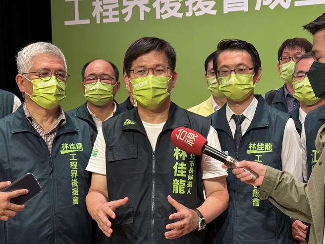 林佳龍要新北市民不要浪費票投侯友宜，把票投給林佳龍。（林佳龍選舉辦公室提供）