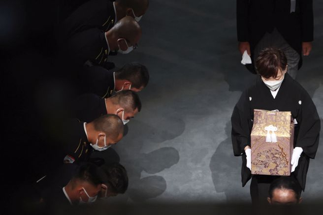 安倍昭惠事发后首度在公开场合透露心声说，在「国葬」后渐渐感受到亡夫真的已离世，也相信亡夫度过了充实的67年人生；图为9月国葬仪式。
(图/路透社) 