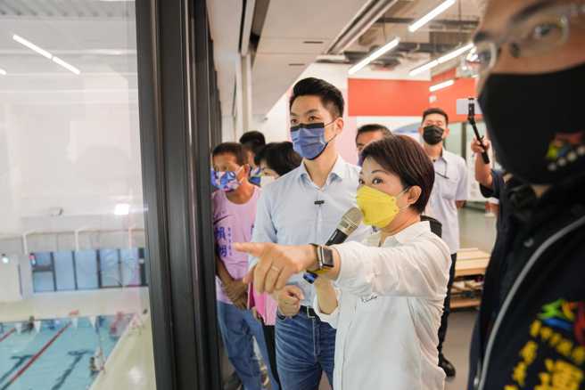 台中市政府推动全国首创的「儿童版国运中心」，而台中市长卢秀燕强调「儿童版国运中心」相当受市民喜爱，而蒋万安今（15）日就到「潭子国民暨儿童运动中心」参访，直言「看到这么用心的建设，相信很多台北家长跟我一样羡慕起来了」。（取自蒋万安脸书）