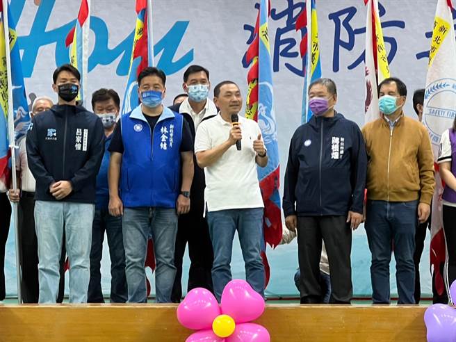 新北市义消总队、消防之友会、消防四大公会暨消防及义消人员退休协会成员今成立侯友宜后援会。（王扬杰摄）