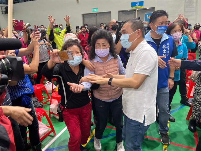 新北市义消总队、消防之友会、消防四大公会暨消防及义消人员退休协会成员今成立侯友宜后援会。（王扬杰摄）