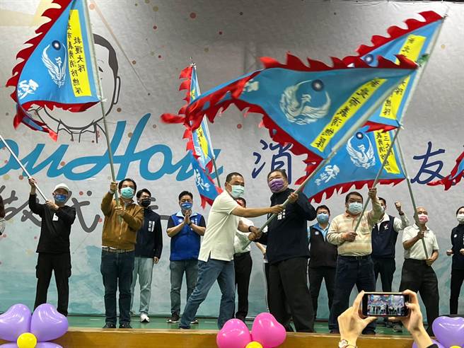 新北市义消总队、消防之友会、消防四大公会暨消防及义消人员退休协会成员今成立侯友宜后援会。（王扬杰摄）