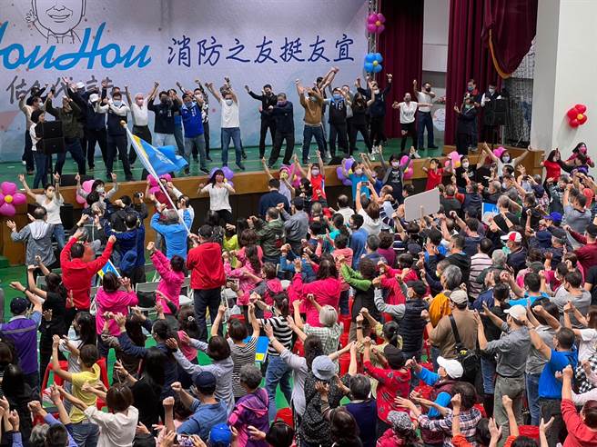 新北市义消总队、消防之友会、消防四大公会暨消防及义消人员退休协会成员今成立侯友宜后援会。（王扬杰摄）