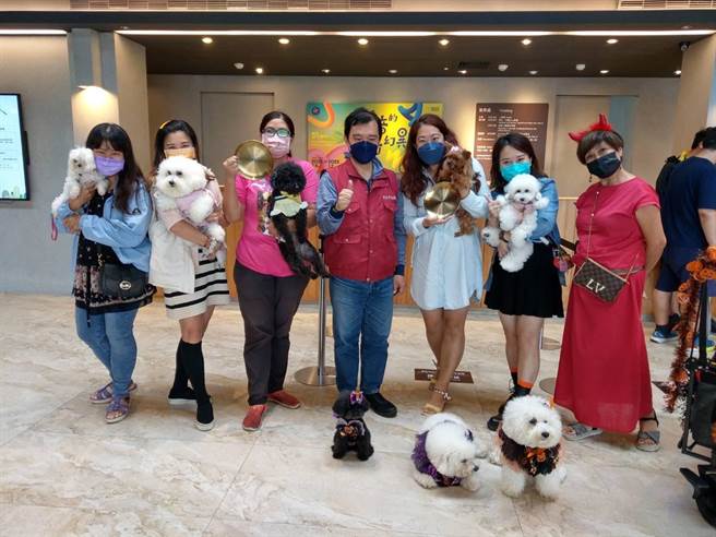 飼養超過10年的模範飼主獲贈專屬金飯碗。（新北市動保處提供）