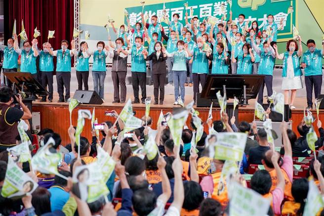 彰化县百工百业挺黄秀芳后援会15日在鹿港举行成立大会，蔡英文总统等到场力挺。（吴敏菁摄）