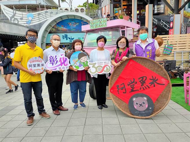 选战逼近，彰化县长王惠美持续县政行程，15日到与业者于清水服务区举行「联合行销活动」，推荐「彰化优鲜」优质产品。（吴敏菁摄）