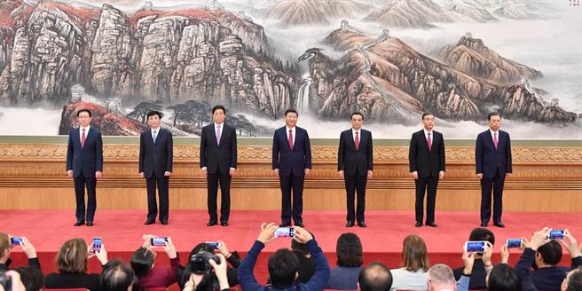 图为十九届一中全会后，新一届中央政治局常委与记者见面。／新华社