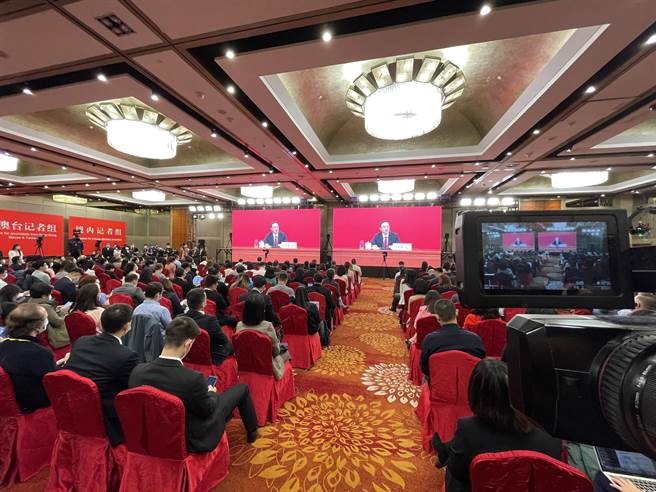 中国共产党第二十次全国代表大会新闻发言人孙业礼今天（15日）在人民大会堂举行新闻发布会。（蓝孝威摄）