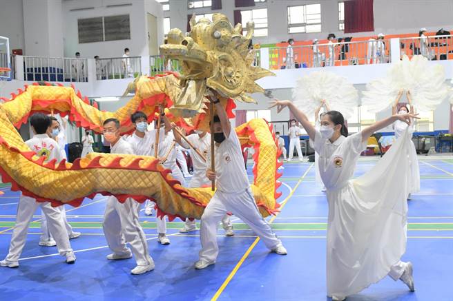 蔡孟轩为舞龙头的成员之一，每周六、日从台中到台北排练。（太极门提供）