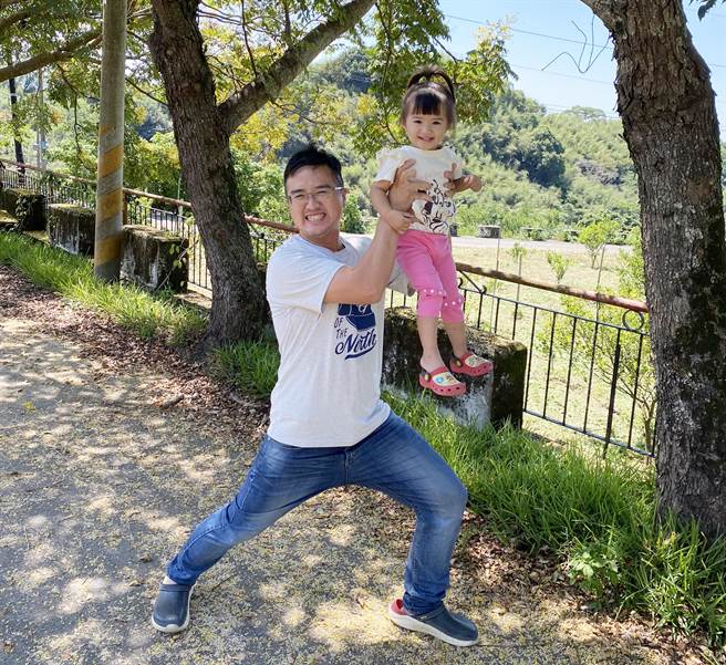 蔡孟轩将女儿当龙头舞，练体力，亲子同乐，希望在祈福大会传递神龙遨游，护佑世人的心意。（太极门提供）