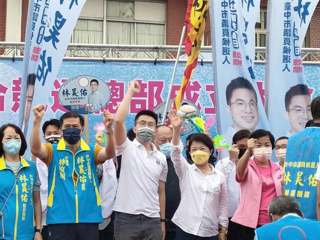 台中第3選區市議員候選人林昊佑15日下午於大肚成立競選總部，台中市長盧秀燕風雨無阻相挺。 （潘虹恩攝）