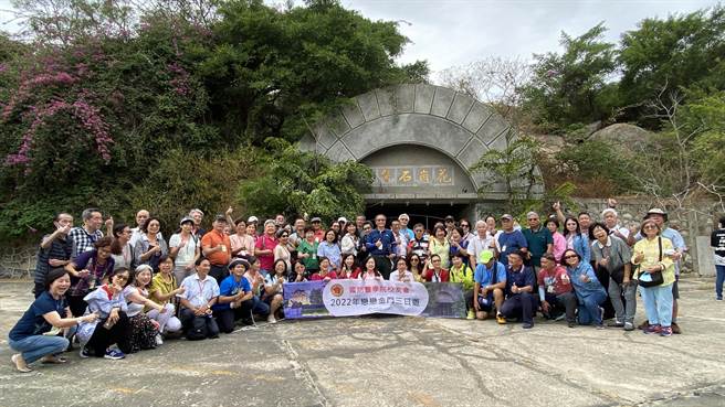 2022金门老兵召集令今(15)日启动，一群出身国防医学院的校友老兵和眷属带头响应，重返当年服务的花岗石医院前合影留念(于家麒摄)