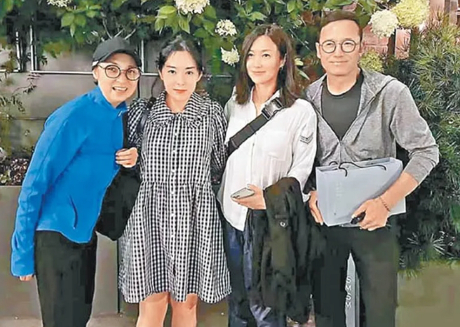 徐静蕾（图右2）被疯传赴美养胎待产，穿着宽松飘孕味。（图／摘自微博）