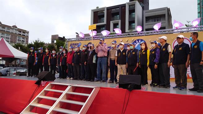 苗栗县退休军、公、教、警、消等5大协会加上警友会，15日晚共同组成后援会相挺苗栗县长候选人锺东锦。（锺东锦竞总提供／谢明俊苗栗传真）