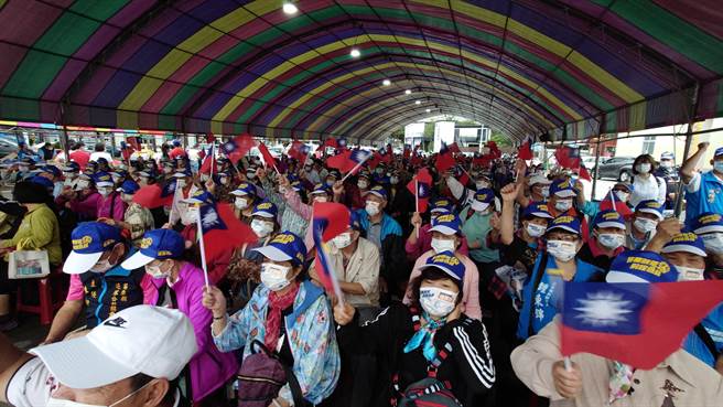 苗栗县退休军、公、教、警、消等5大协会加上警友会，15日晚共同组成后援会相挺苗栗县长候选人锺东锦。（锺东锦竞总提供／谢明俊苗栗传真）