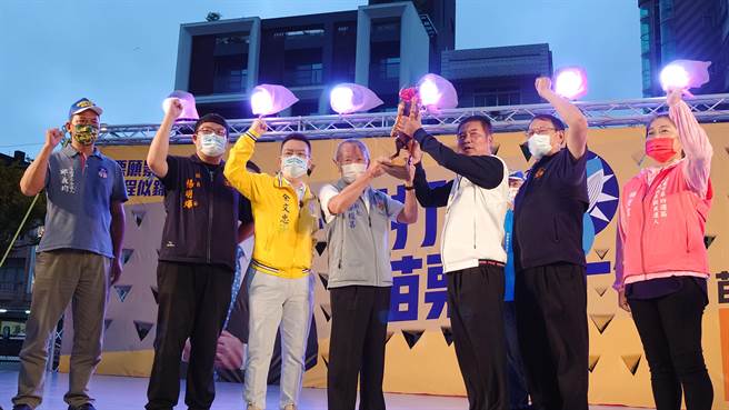 苗栗县退休军、公、教、警、消等5大协会加上警友会，15日晚共同组成后援会相挺苗栗县长候选人锺东锦，苗栗县长徐耀昌到场和老同事相见欢。（锺东锦竞总提供／谢明俊苗栗传真）