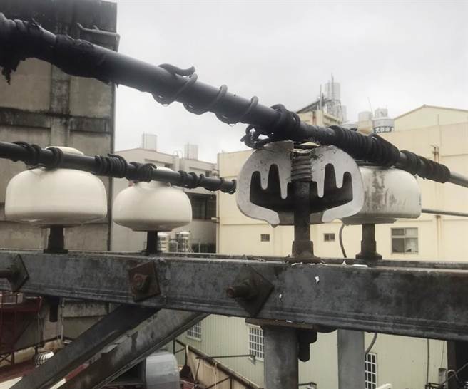 大雅区雅环路一处电线绝缘体，因遭到雷击碍子破碎！造成雅环路二段一带共有2849户一度停电。(台电公司提供)