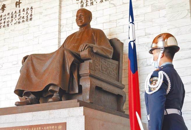 退辅会吁:老荣民多视蒋介石如父， 拆铜像不利和解共生。(中时资料库)