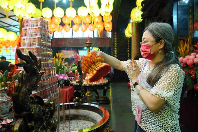 台北市士林区社子葫芦寺适逢建庙75周年，15日起举办「「葫芦寺九圣除瘟赐福大典遶境」活动，虔诚信眾涌入参拜。（张铠乙摄）