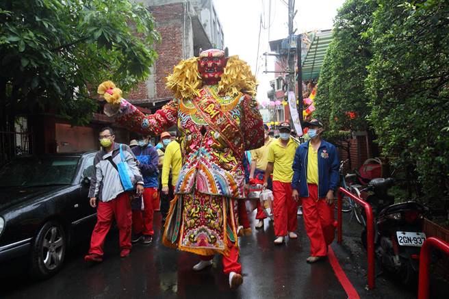 台北市士林区社子葫芦寺适逢建庙75周年，15日起举办「「葫芦寺九圣除瘟赐福大典遶境」活动，国民党台北市长参选人蒋万安、台北葫芦寺的妈祖部将顺风耳与千里眼准备出发。（张铠乙摄）