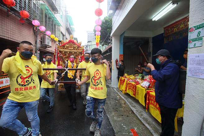 台北市士林区社子葫芦寺适逢建庙75周年，15日起举办「「葫芦寺九圣除瘟赐福大典遶境」活动，观音佛祖金身坐轿出发遶境，沿途信眾设香案恭迎。（张铠乙摄）