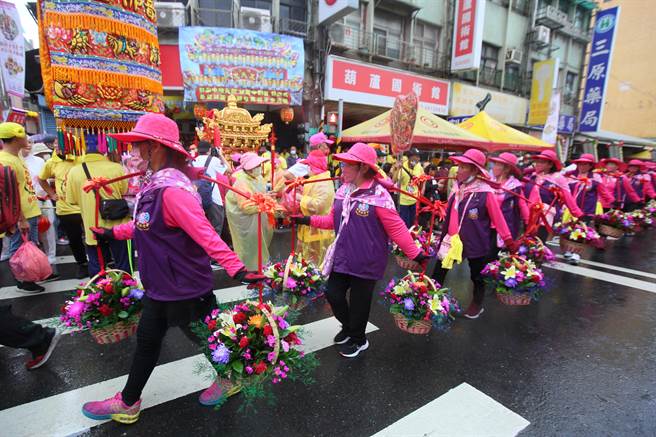 「葫芦寺九圣除瘟赐福大典遶境」活动，邀集松山慈惠堂、大甲镇澜宫、麦寮拱范宫、台北关渡宫、大龙峒保安宫、社子岛坤天亭、白沙屯拱天宫、北港朝天宫的九圣尊神以及相关阵头一同起驾。（张铠乙摄）