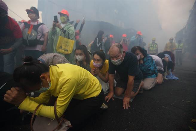 「葫芦寺九圣除瘟赐福大典遶境」活动，其中着名的白沙屯妈祖神轿也一同遶境，信眾纷纷趴在地上钻轿底，祈求妈祖给予保佑与祝福。（张铠乙摄）