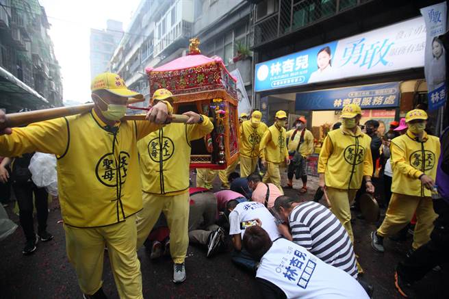 「葫芦寺九圣除瘟赐福大典遶境」活动，其中着名的白沙屯妈祖神轿也一同遶境，信眾纷纷趴在地上钻轿底，祈求妈祖给予保佑与祝福。（张铠乙摄）