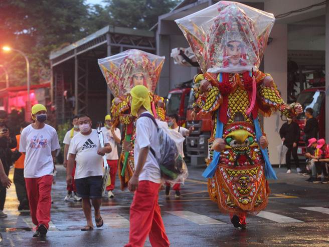 「葫芦寺九圣除瘟赐福大典遶境」活动，邀集松山慈惠堂、大甲镇澜宫、麦寮拱范宫、台北关渡宫、大龙峒保安宫、社子岛坤天亭、白沙屯拱天宫、北港朝天宫的九圣尊神以及相关阵头一同遶境。（张铠乙摄）