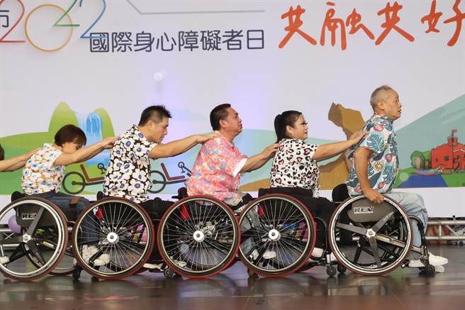由轮椅体育运动舞蹈协会表演的轮标舞  搭配摇滚和嘻哈曲风  令现场安可声连连。（叶德正摄）