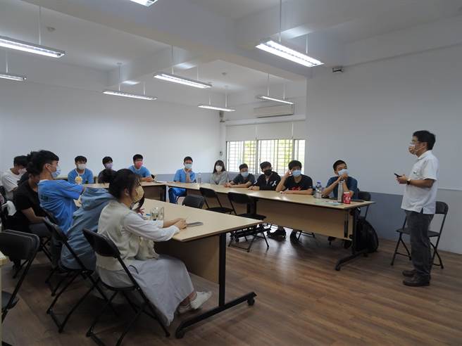 「微课程」共开设六门课程，邀请多所大学教授亲自蒞金授课，让金中学生有更多的学习机会(图／金门高中提供)