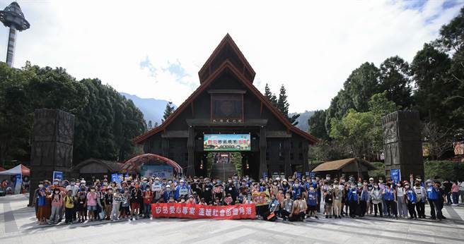 硅品精密工业公司志工社15日于南投九族文化村，特举办『硅品i公益-硅守童心』~硅品乐园日活动。(北台中家扶提供)