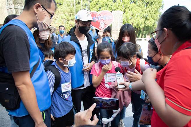 硅品精密工业公司志工社15日于南投九族文化村，特举办『硅品i公益-硅守童心』~硅品乐园日活动。(北台中家扶提供)