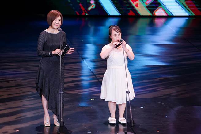 周以嘉（右）利用陶笛表演〈给我一个吻〉。（罗永铭摄）