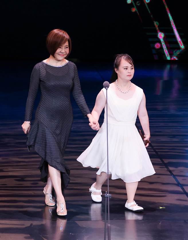 于美人（左）、周以嘉。（罗永铭摄）