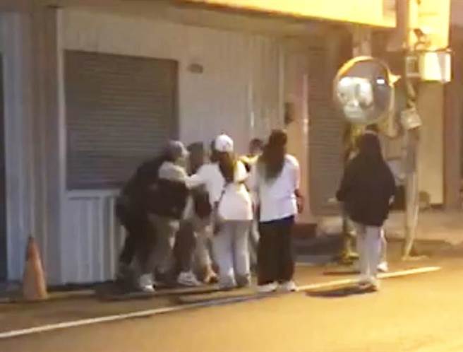 台中市大雅區月祥路一家便利商店前，今晚發生年輕男子打群架事件。（取自「記者爆料網」）