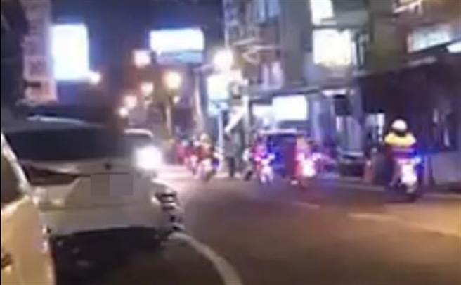 台中市大雅區月祥路一家便利商店前，今晚發生年輕男子打群架事件。（取自「記者爆料網」）