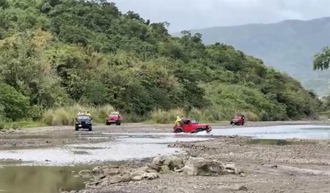 有爱鸟人士发现有吉普车业者在满州溪流违规载客飙车、严重影响侯鸟栖息，对此，保七总队第八大队获报后查获3名违规业者，依国家公园法开罚。（民眾提供／谢佳潾屏东传真）