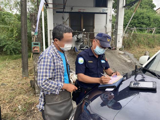 有爱鸟人士发现有吉普车业者在满州溪流违规载客飙车、严重影响侯鸟栖息，对此，保七总队第八大队获报后查获3名违规业者，依国家公园法开罚。（民眾提供／谢佳潾屏东传真）