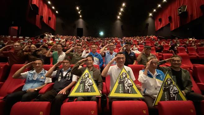 紀錄片《金門留念》今(15)日在金獅影城舉行首映會，邀請近百位曾在金門服役的老兵，一同回味當年的青春歲月(于家麒攝)