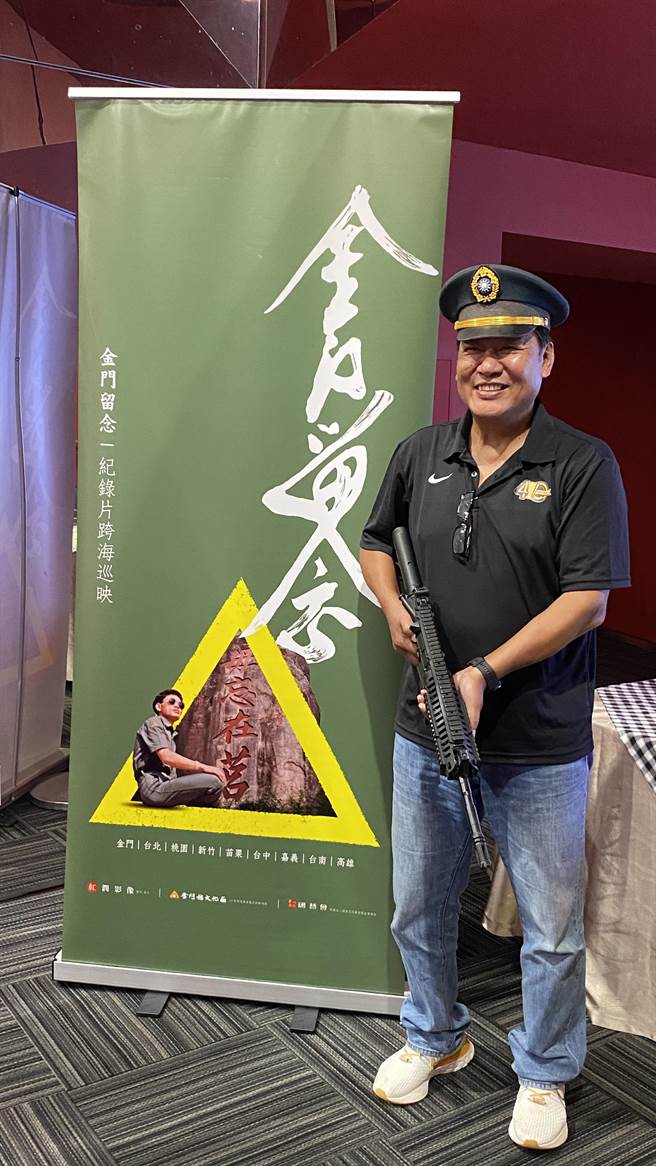主辦單位貼心準備復古道具，讓現場退役老兵打卡拍照，勾起滿滿回憶(于家麒攝)