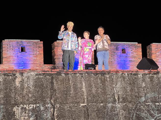 2022半岛歌谣祭重头戏15日晚间隆重登场，日本心灵歌姬夏川里美与民谣传艺师合唱《雨夜花》和《四季春》等曲，感动眾人。（屏县府提供／谢佳潾屏东传真）