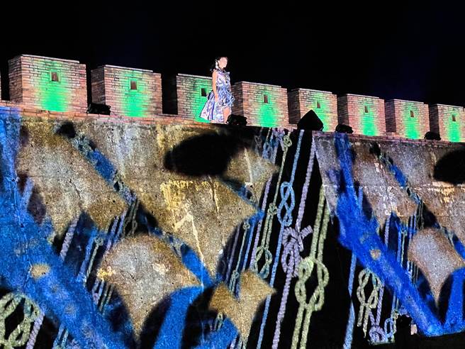 2022半岛歌谣祭「民谣时尚秀」15日晚间隆重登场，45位模特儿在时尚设计师Daniel Wong的带领下，走上恒春城墙惊艳全场。（屏县府提供／谢佳潾屏东传真）