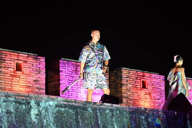 2022半岛歌谣祭「民谣时尚秀」15日晚间隆重登场，45位模特儿在时尚设计师Daniel Wong的带领下，走上恒春城墙惊艳全场。（屏县府提供／谢佳潾屏东传真）