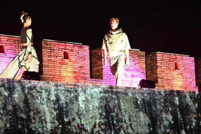 2022半岛歌谣祭「民谣时尚秀」15日晚间隆重登场，45位模特儿在时尚设计师Daniel Wong的带领下，走上恒春城墙惊艳全场。（屏县府提供／谢佳潾屏东传真）