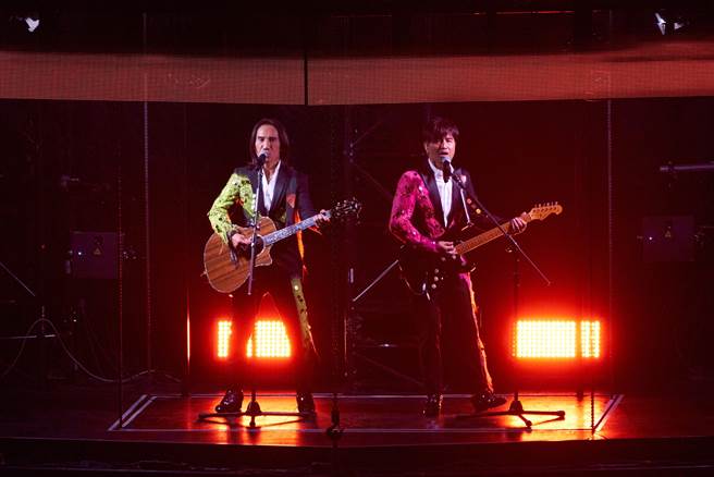 「动力火车」顏志琳（左）、尤秋兴15日在高雄巨蛋开唱，吸引1万名粉丝支持。（华研国际提供）