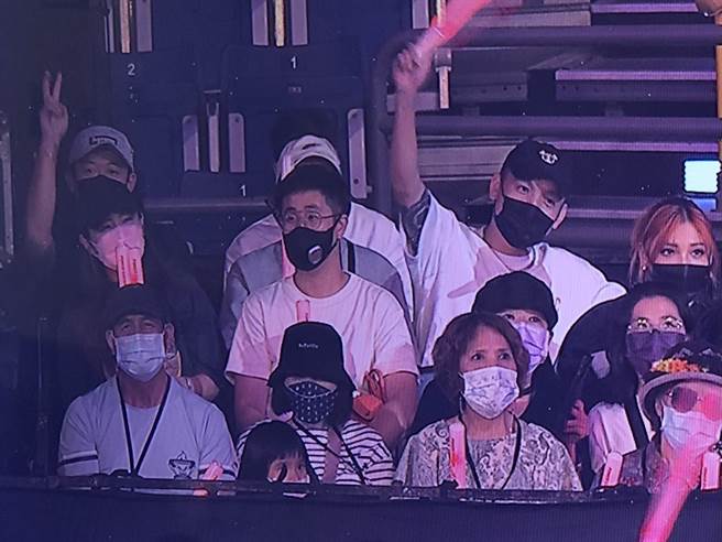 「动力火车」在高雄开唱，Selina（左）携男友南下相挺。（读者提供）